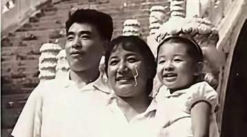 70年代,韩红童年和父亲韩德江、母亲雍西出门游玩,一张温馨合影