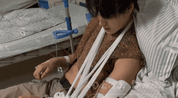 一景区NPC与游客互动被掰断手臂:对方提出掰手腕,突然发力导致其胳膊骨折并晕倒
