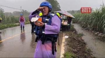 贵港救灾一线救援人员在大雨中吃泡面充饥,当事人:忙了一通宵,早上才吃东西顾不上下雨