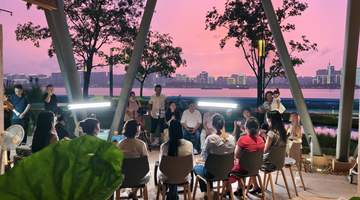把小说原型请到现场,一场在钱塘江边公厕旁举行的新书分享会