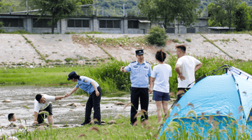 景中有“警”,济南公安护航游客平安暑期出游