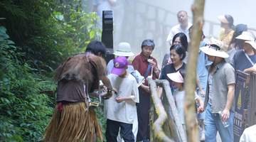 景区10万元高薪招募的“野人”上岗了,呜呜一叫游客就投喂,黄瓜辣条堆成小山