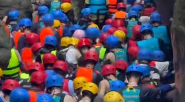 重庆金刀峡溪降项目遇局部拥堵 两百余名游客挤在涉水路段排队体验