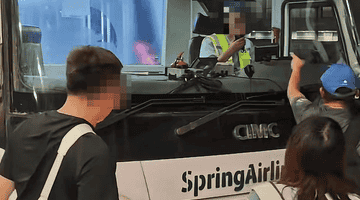 春秋航空摆渡车空调故障致乘客受热,近40分钟等待里大家敲玻璃抗议