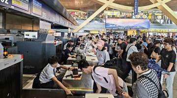 暑运首月昆明机场人气爆棚 多元活动伴手礼成旅客出行标配