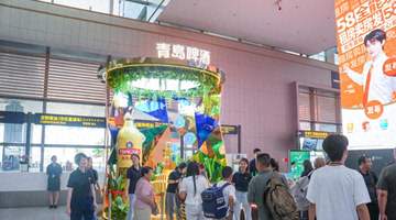 落地青岛享惊喜!接机市民领鲜啤 互动打卡样样有