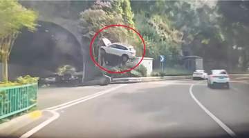 重庆鹅岭隧道口突发惊险一幕 白色SUV腾空悬半空 消防快速救出2名被困人员送医 目前事故原因正调查