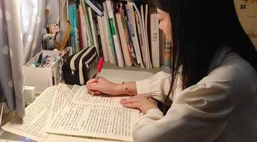 成都41岁妈妈陪女儿成长 以考研经历打造亲子共学励志课堂