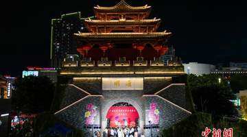 南宁中山路美食街夏夜能看戏 钟鼓楼每周三四轮番上演传统彩调桂剧