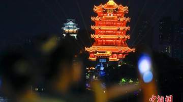 8月6日夜游武汉长江大桥 游客穿梭江光灯火间尽享江城夏夜风情