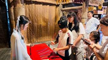 暑期旅游扎堆打卡遇尴尬:海洋公园硬插唐风NPC 孩子只顾做任务丢了海洋知识