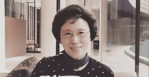 董卿母亲因癌症去世 父亲发文悼念:希望你常回家看看