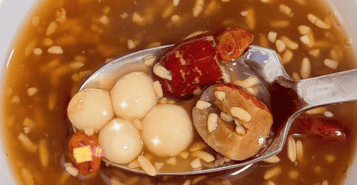无馅圆子软糯回甘,醪糟红糖交织地道山城甜韵