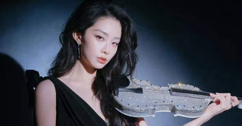 喻言穿黑色长裙秀出高跟鞋 手拿小提琴优美又灵动