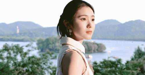 刘浩存游西湖清新靓丽 穿旗袍立于绿植中美丽动人