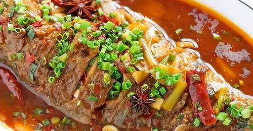 炖鱼“最去腥”的3种调料,一条鱼放3克,鱼肉鲜嫩无腥味