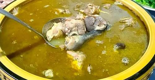 舌尖上的乡愁:怒江漆油鸡的烟火诗意