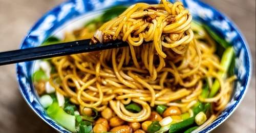 文食肆热干面:从武汉到河北,一碗面里的南北情缘