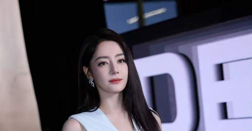 迪丽热巴全程捂胸显局促!女明星光鲜背后满是无奈