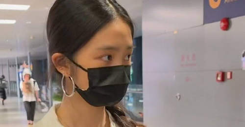 黄磊女儿独自现身机场 简约穿搭帅气又文艺