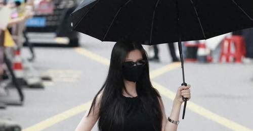 虞书欣横店通勤穿搭走红被称横店时装周!夸张词条引发网友吐槽!