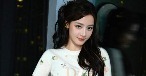 迪丽热巴穿小白裙身材纤细 笑容甜美好似贵族千金