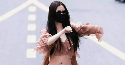 虞书欣荷叶边短上衣配印花短裙,纤细腰身甜辣吸睛