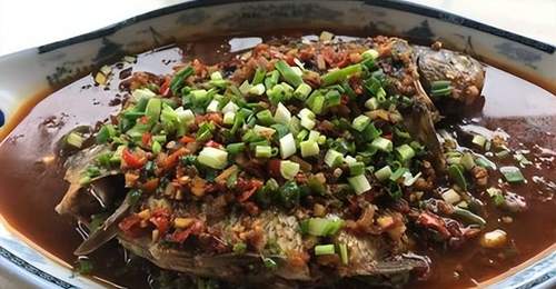 广丰豌豆烧鲫鱼:饶帮菜中的鲜香经典