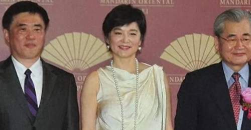 林青霞超短发配白裙,减龄20岁尽显贵妇风姿