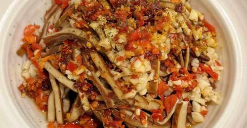 热油浇香干丝尝鲜 多元风味由你自选的家常美味