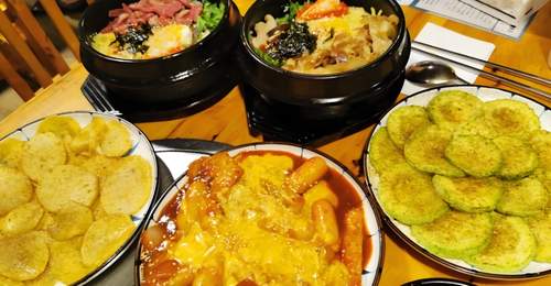 冬日围坐共享暖心食 亲手烤红薯的热闹暖意