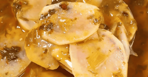 重庆春日里人人爱的经典小炒:坛中酸菜配鲜土豆,参与炒制的烟火滋味格外开胃
