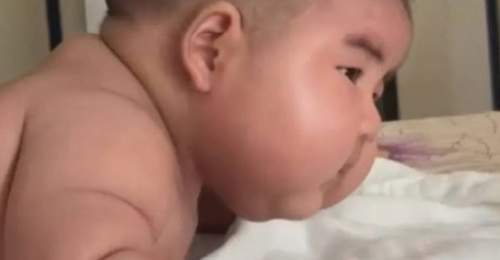7个月大宝宝送奶奶家待一月被养至28斤 硬塞式喂养藏健康隐忧 隔代育儿的爱与愁该如何平衡