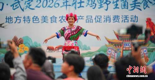 彝乡风情亮相昆明街头