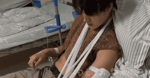 一景区NPC与游客互动被掰断手臂:对方提出掰手腕,突然发力导致其胳膊骨折并晕倒