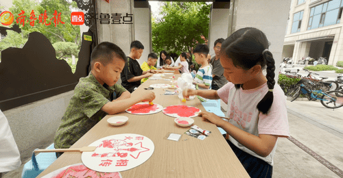 东港区秦楼街道淄博路社区开展拓印扇手作活动