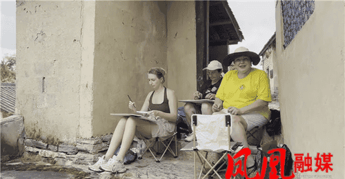 境外游客在凤凰70余名俄罗斯艺术爱好者沉浸式体验凤凰苗乡游学乐趣