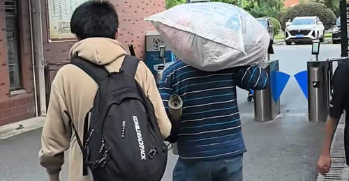 极目深度丨8个鸡蛋、100道弯、先天足疾和看不见的母亲:一对湖南乡村父子的高考