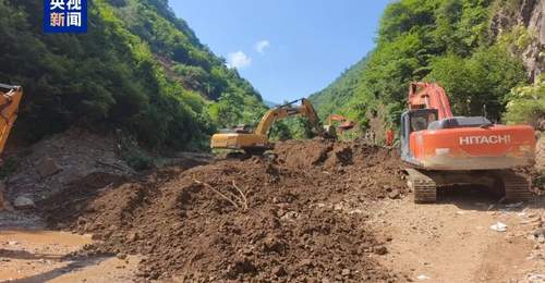 甘肃陇南发生山体滑坡,造成33人被掩埋,已成功救出17人,仍有16人被埋