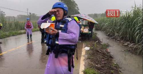 贵港救灾一线救援人员在大雨中吃泡面充饥,当事人:忙了一通宵,早上才吃东西顾不上下雨