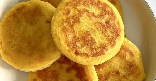 玉米饼配香辣腐乳:地道乡村老味道,粗粮佐餐越吃越香
