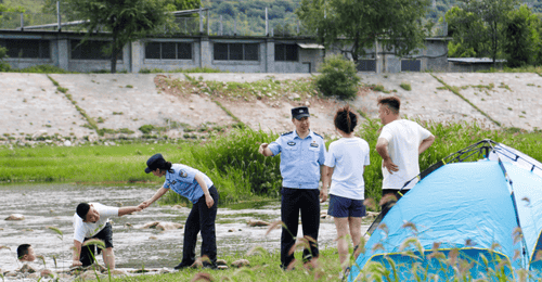 景中有“警”,济南公安护航游客平安暑期出游