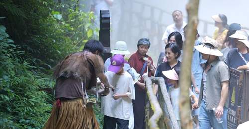 景区10万元高薪招募的“野人”上岗了,呜呜一叫游客就投喂,黄瓜辣条堆成小山