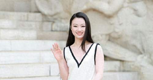 单依纯巴黎高定首秀:黑白极简长裙演绎香奈儿式优雅从容
