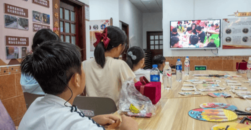用艺术打开心窗:“伊起爱”特殊儿童画展走进西关,色彩诉说无声心声