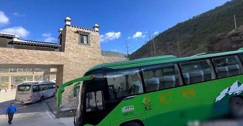 圈山河筑墙敛财 造镇负债透支 弃短利归文旅本心