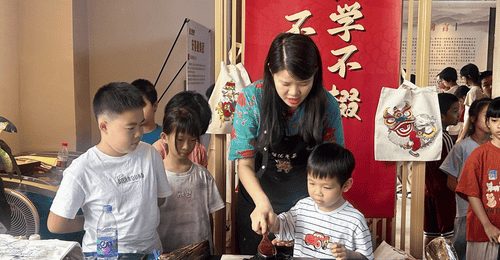 ：佛山状元村萌娃体验非遗，年画女侠带娃把文化“袋”回家
