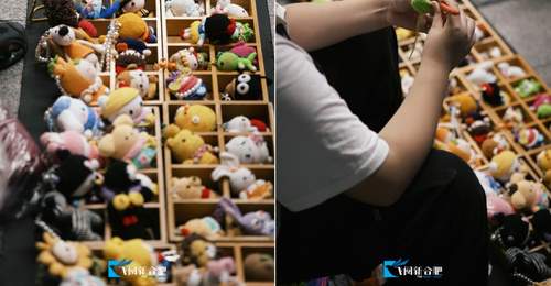 逍遥津公园旁的钩针小能手 指尖绝活牵起市民围观热捧