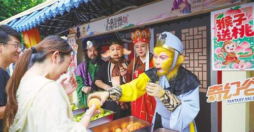 襄阳华侨城奇幻度假区联手谷城00后新农人 携唐僧师徒NPC邀观众共赴助农鲜果品鉴之旅