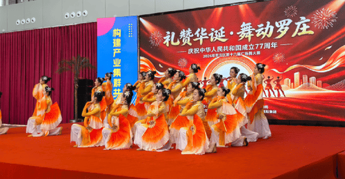 7月21日罗庄区广场舞大赛启幕,200余名爱好者同台竞演,十支基层队伍带来活力盛宴,观众直呼精彩